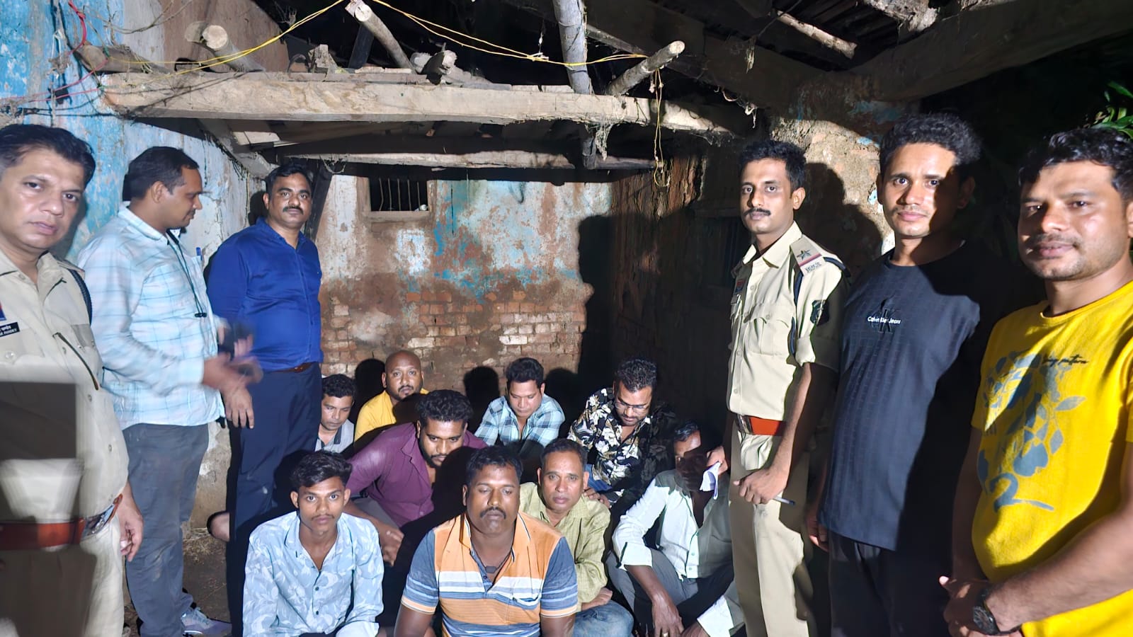 बिरकोना में जुआ फड़ पर कोनी पुलिस और ACCU की बड़ी कार्रवाई, 9 जुआरी गिरफ्तार; नकदी, मोबाइल और बाइक जब्त