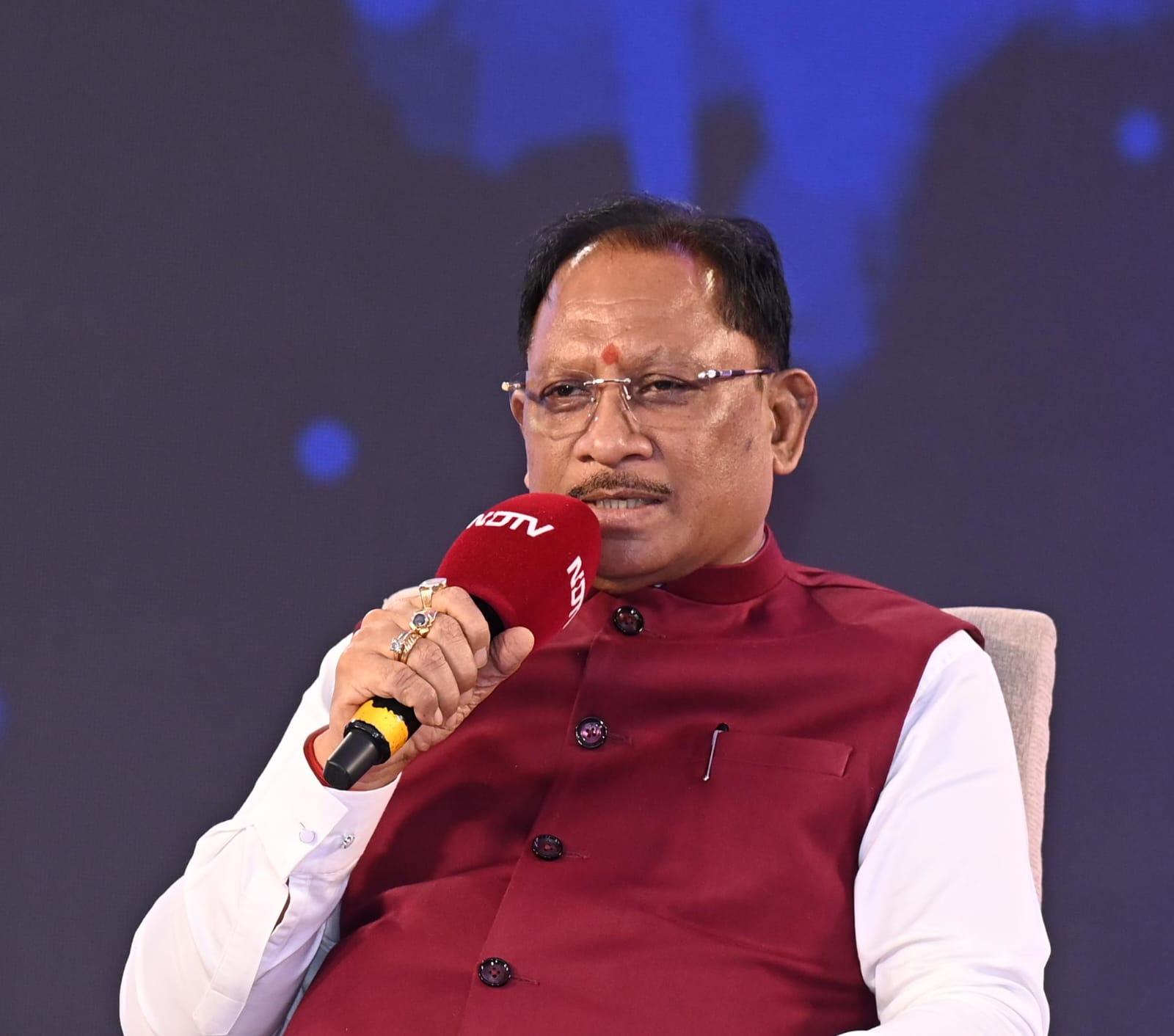 मुख्यमंत्री श्री विष्णुदेव साय ने अंतरराष्ट्रीय लोक कलाकार श्री विक्रम यादव के स्वास्थ्य की जानकारी ली