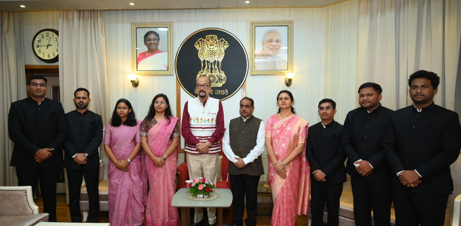 राज्यपाल से प्रशिक्षु डिप्टी कलेक्टरों ने की सौजन्य मुलाकात, सेवा भाव, संवेदनशीलता और तार्किक निर्णय से निभाएं दायित्व -श्री डेका