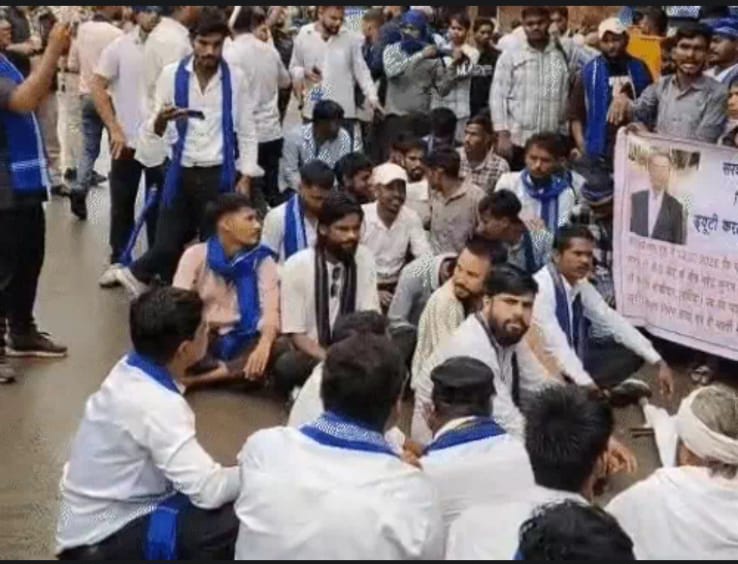 11.50 लाख मुआवजा और बेटे को नौकरी के आश्वासन पर खत्म हुआ चौकीदार हत्याकांड का धरना, 11 दिन बाद हुआ अंतिम संस्कार