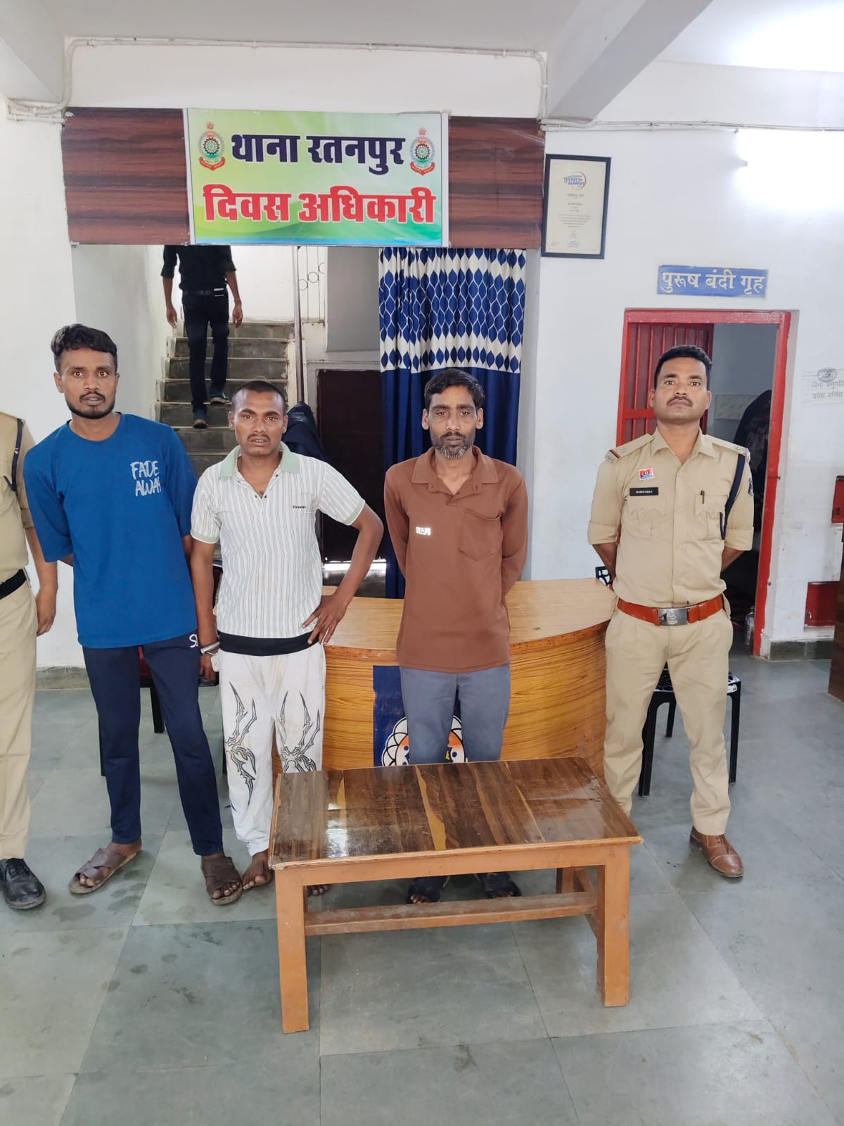 रास्ता रोककर आंख में मिर्च पाउडर झोंक की लूट की कोशिश, शराब के लिए पैसे मांगने वाले तीन बदमाश गिरफ्तार