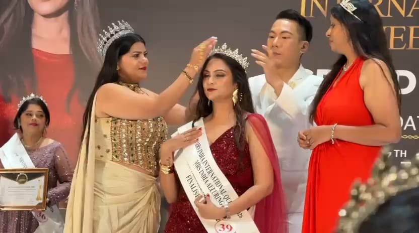बिलासपुर की एंजेल चौकसे ने अंतरराष्ट्रीय मंच पर बिखेरा सौंदर्य और आत्मविश्वास का जादू, जीता 'Mrs India International Queen Alluring 2026' का खिताब