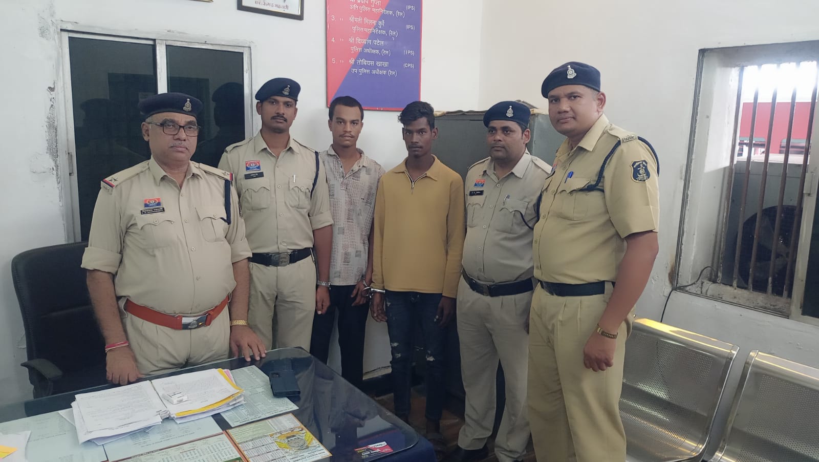 बिलासपुर रेलवे स्टेशन पर चोरी के मोबाइल बेचते दो युवक गिरफ्तार, जीआरपी ने 4 मोबाइल किए बरामद