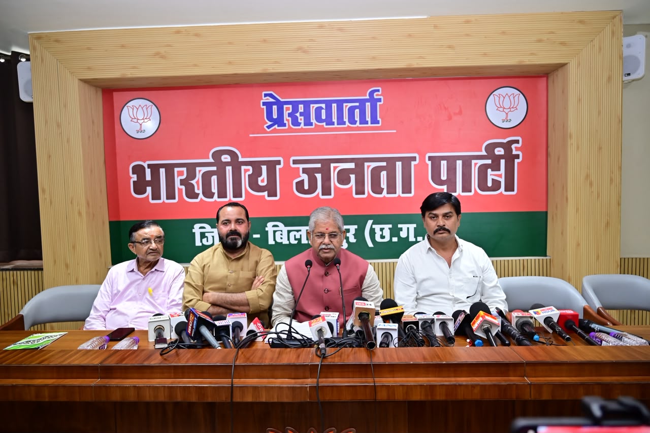 भाजपा द्वारा मनाये जा रहे समरसता संकल्प अभियान की जानकारी देने भाजपा कार्यालय में पहुंचे विधायक धरमलाल कौशिक