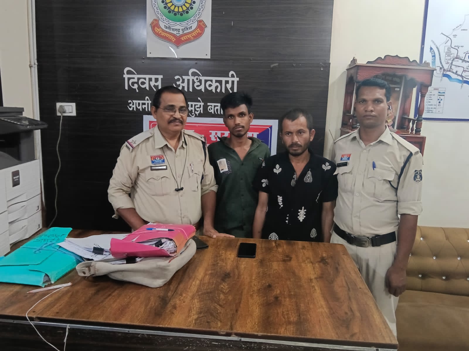 लिफ्ट लेकर युवक से लूटपाट और मारपीट, दो शातिर आरोपी गिरफ्तार, मोबाइल, एयरबड्स और बाइक लूटकर हुए थे फरार, सरकंडा पुलिस ने बरामद किया सामान