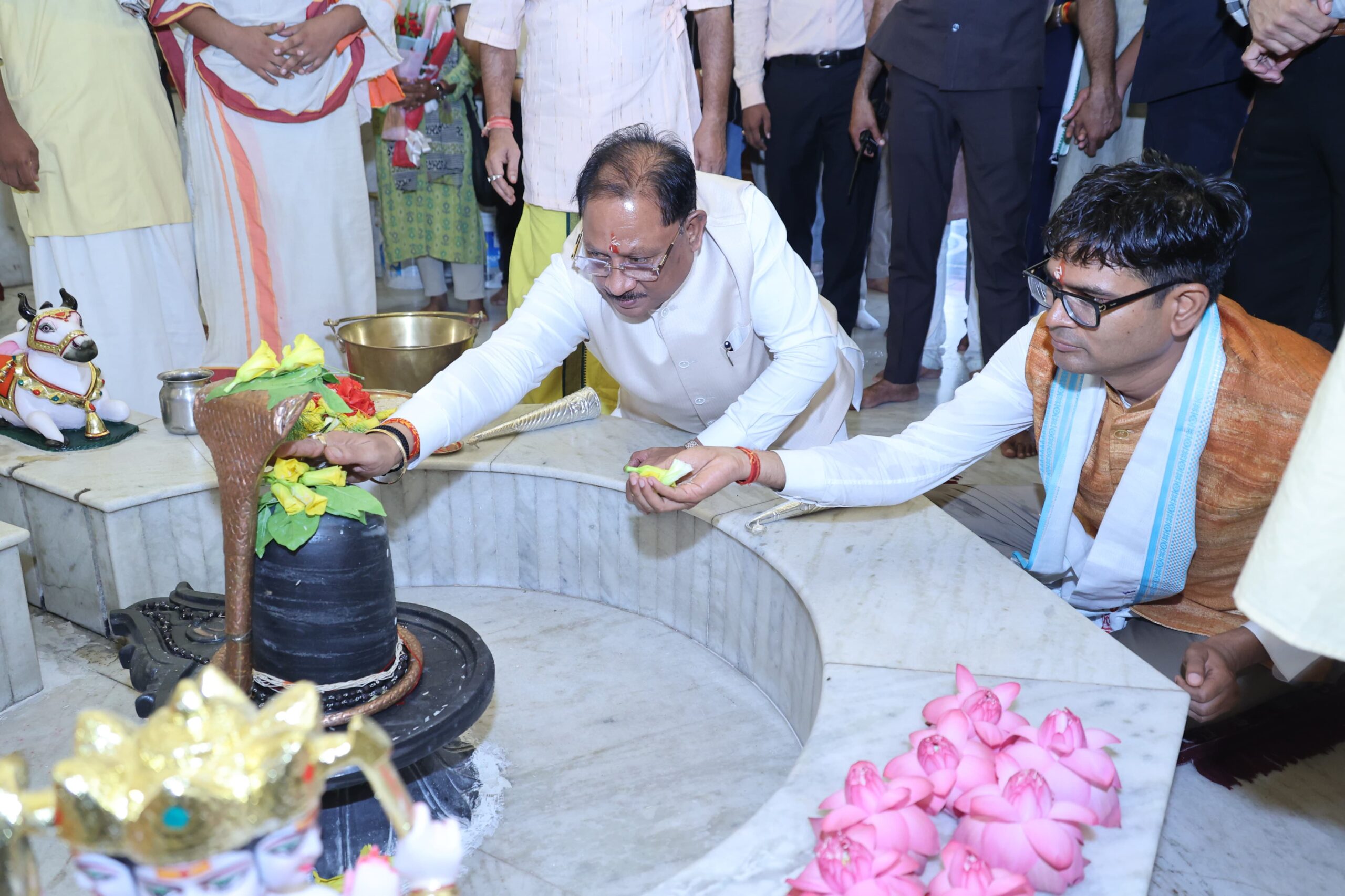 मुख्यमंत्री श्री विष्णु देव साय ने कैलाशपति धाम में किया जलाभिषेक: भगवान मनकामेश्वर महादेव से प्रदेश की सुख-समृद्धि एवं खुशहाली की कामना