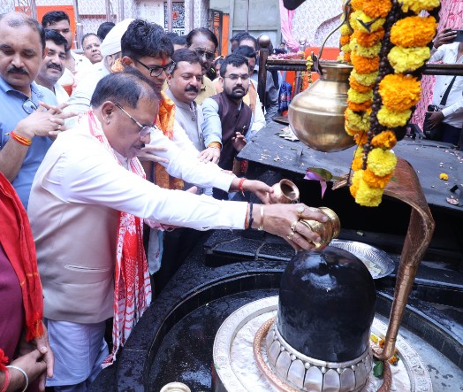 गुरु पूर्णिमा पर कोसमनारा पहुंचे मुख्यमंत्री श्री विष्णु देव साय, सत्यनारायण बाबा धाम में की पूजा-अर्चना