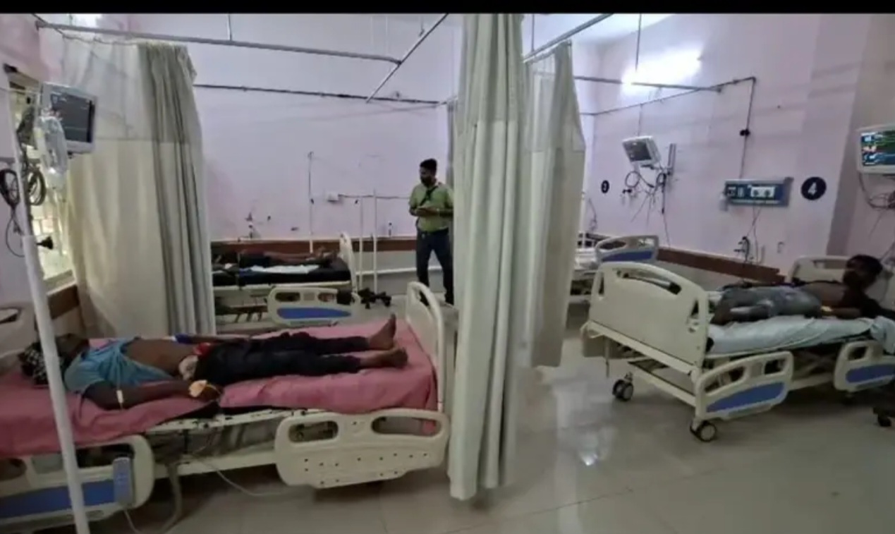 33 केवी हाईटेंशन लाइन से टकराया स्ट्रीट लाइट पोल, करंट की चपेट में आकर पांच मजदूर झुलसे