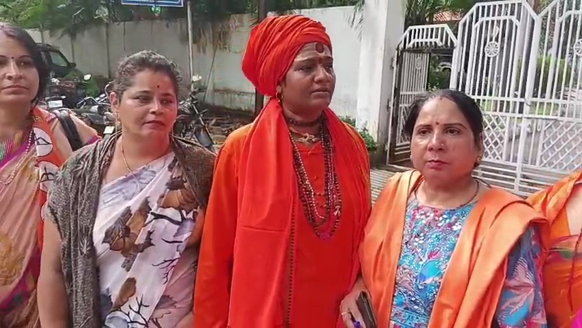 रतनपुर: नगर पालिका अध्यक्ष पर कार्रवाई की मांग तेज, साध्वी समर्थकों संग पहुंचीं आईजी कार्यालय जल्द अपराध दर्ज करने की मांग,
