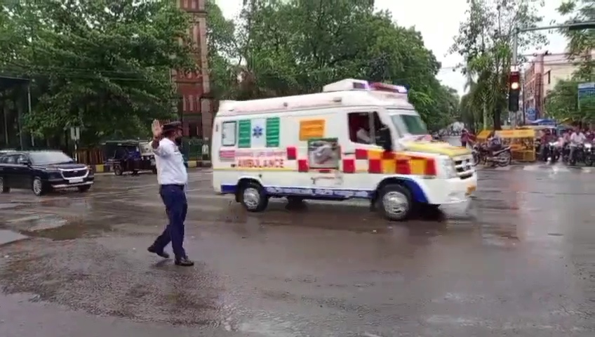 गंभीर मरीज को एयरलिफ्ट के लिए बिलासपुर ट्रैफिक पुलिस ने बनाया ग्रीन कॉरिडोर, बारिश में भी डटे रहे जवान
