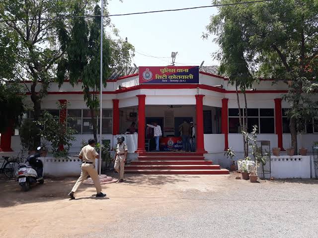 सड़क पर क्रिकेट खेलने से रोकने पर पान व्यवसायी पर बैट से हमला, मामला दर्ज