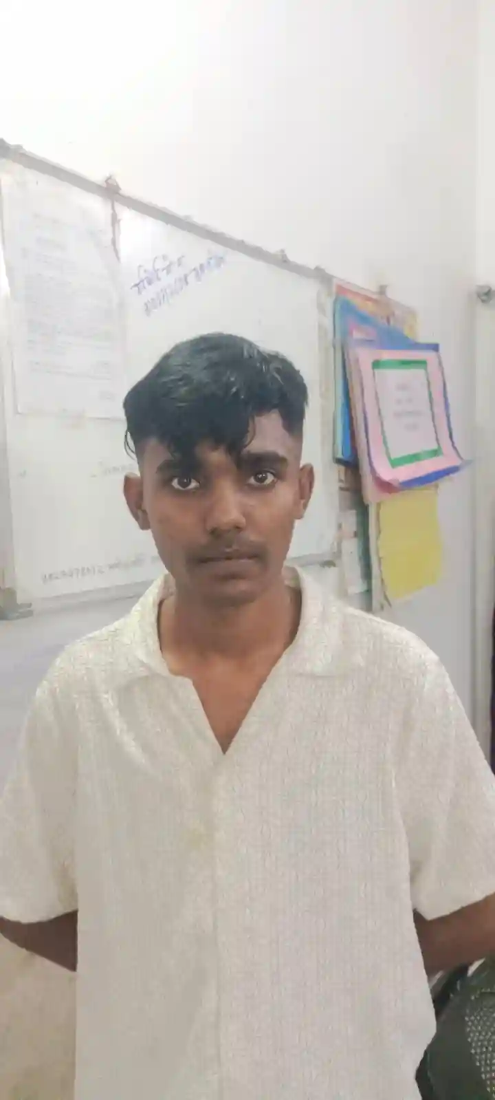 रेल्वे स्टेशन के पास राहगीरों को चाकू दिखाकर धमका रहा युवक गिरफ्तार