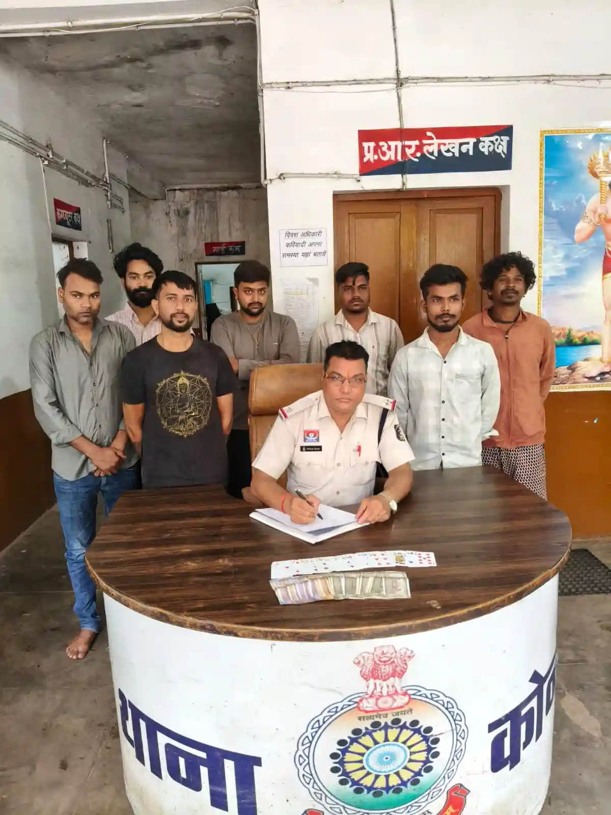 कोनी में जुए की फड़ पर पुलिस का छापा, सात आरोपी गिरफ्तार; 12,100 रुपए और ताश की गड्डी जब्त