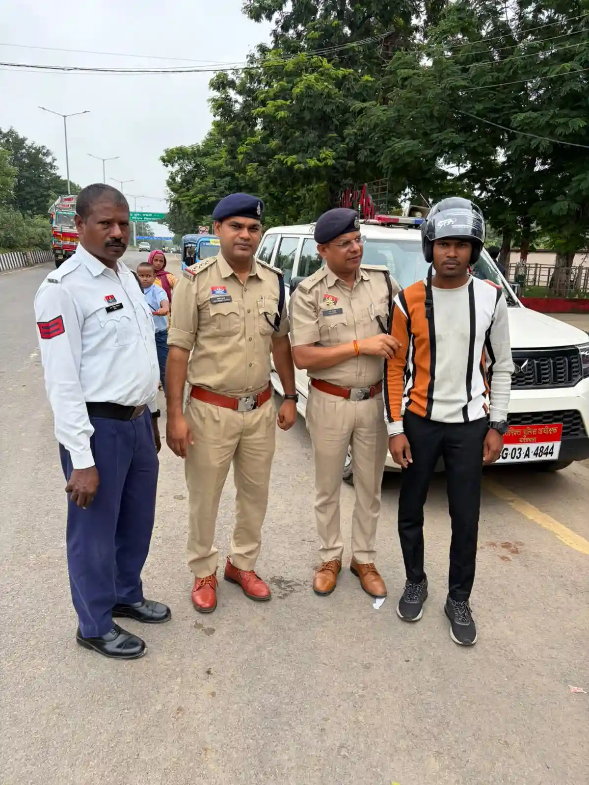 हेलमेट को लेकर यातायात पुलिस का सघन अभियान, एंट्री-एग्जिट प्वाइंट पर चेकिंग; बिना हेलमेट वाहन चालकों पर कार्रवाई