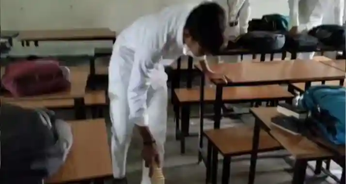 स्कूल में पढ़ने वाले बच्चों के हाथ में झाड़ू, वीडियो वायरल; शिक्षा व्यवस्था पर उठे सवाल,   आत्मानंद हिंदी माध्यम स्कूल भुवनेश्वरपुर का वीडियो सोशल मीडिया पर वायरल, शिक्षा विभाग ने माना गलत, जांच के बाद कार्रवाई की बात,,,,