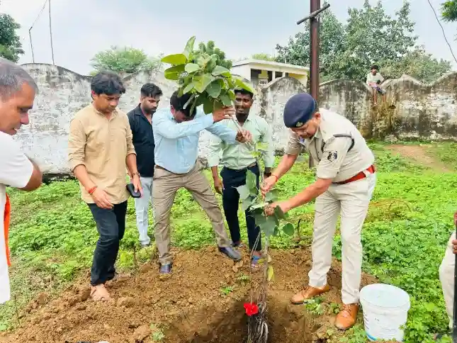 रक्तदान और वृक्षारोपण से दिया सेवा व पर्यावरण संरक्षण का संदेश