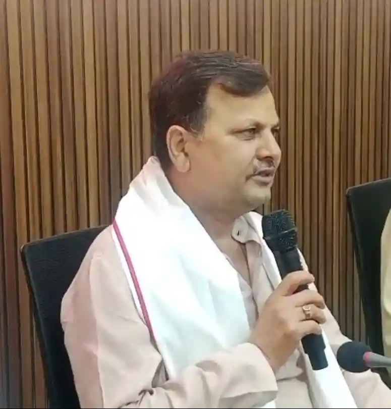बिलासपुर के विकास के लिए अब चुप नहीं बैठेंगे, जरूरत पड़ी तो हक की लड़ाई सड़क पर लड़ेंगे”“हमर पहुना” में उद्योगपति एवं समाजसेवी प्रवीण झा ने साझा किया संघर्ष से सफलता तक का सफर; एयरपोर्ट, उद्योग और रोजगार को बताया प्राथमिकता