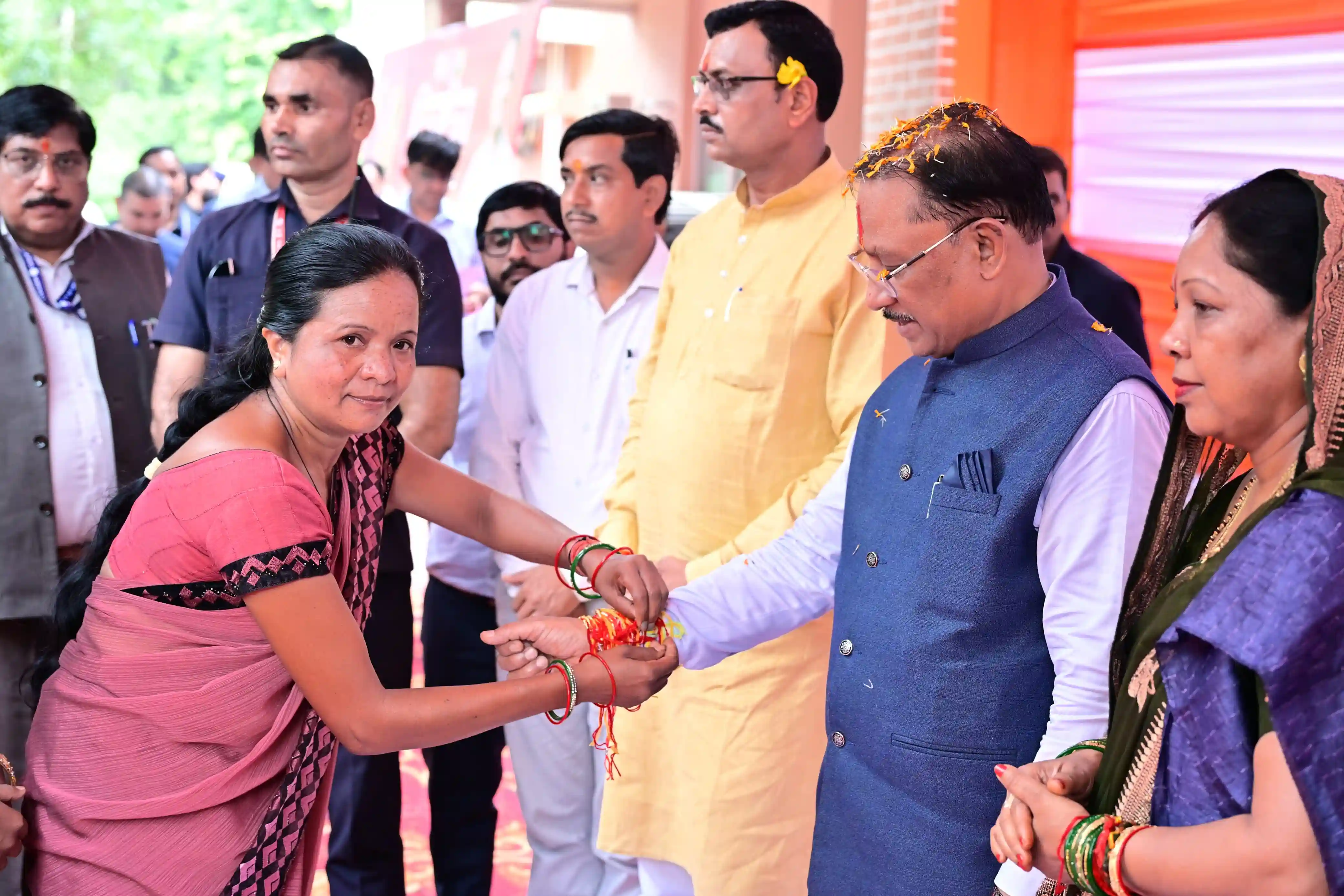 बहनों ने मुख्यमंत्री की कलाई पर बांधी राखी, मुख्यमंत्री ने साड़ी और मिठाई भेंट कर दी रक्षाबंधन की शुभकामनाएं