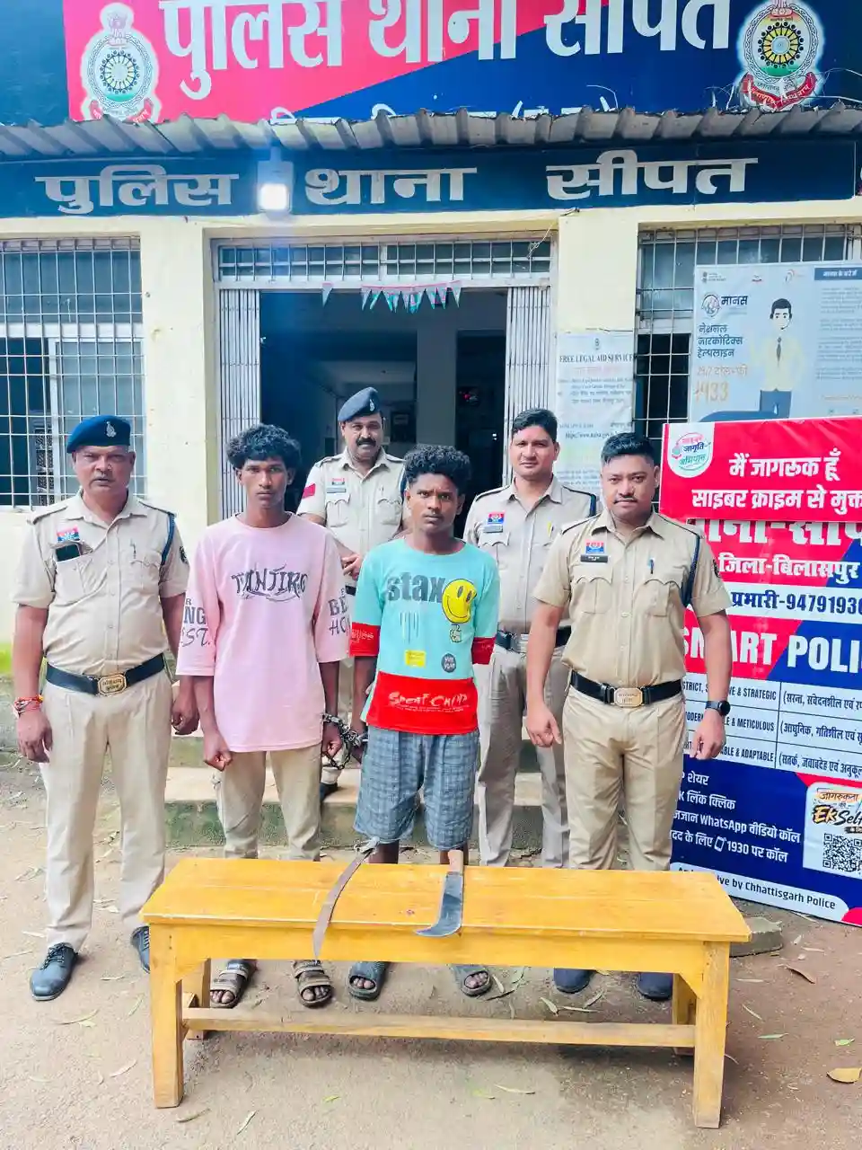 तलवार और चापड़ लहराकर ग्रामीणों को डराने-धमकाने वाले दो आरोपी गिरफ्तार, सीपत पुलिस ने दोनों के कब्जे से धारदार हथियार किए जब्त, आर्म्स एक्ट के तहत कार्रवाई कर भेजा जेल
