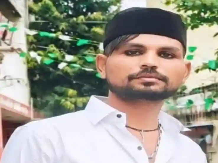 सरेंडर से पहले थाना गेट पर पकड़ा गया दंगे का मास्टरमाइंड सोहेल,पथराव-तोड़फोड़ और हत्या के प्रयास के मामले में था मुख्य आरोपी, एसीसीयू ने दबोचा; दूसरे पक्ष के राम सिंह का आज आत्मसमर्पण सम्भव
