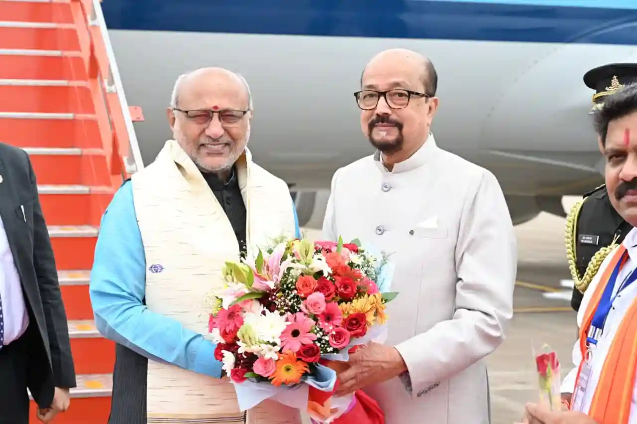 राज्यपाल श्री डेका ने उपराष्ट्रपति श्री राधाकृष्णन का किया आत्मीय स्वागत