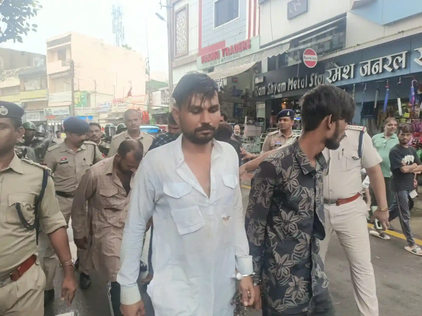 नए वीडियो में सोहेल खान का झूठ हुआ बेनकाब , बवाल के दौरान कई राउंड फायरिंग करता वीडियो आया सामने, सोहेल समेत छह आरोपियों का कोतवाली से सदर बाजार तक निकाला पैदल जुलूस, बवाल की रात एयरगन से हवाई फायरिंग का CCTV फुटेज वायरल, सोहेल के घर से एयर पिस्टल और देसी कट्टा बरामद