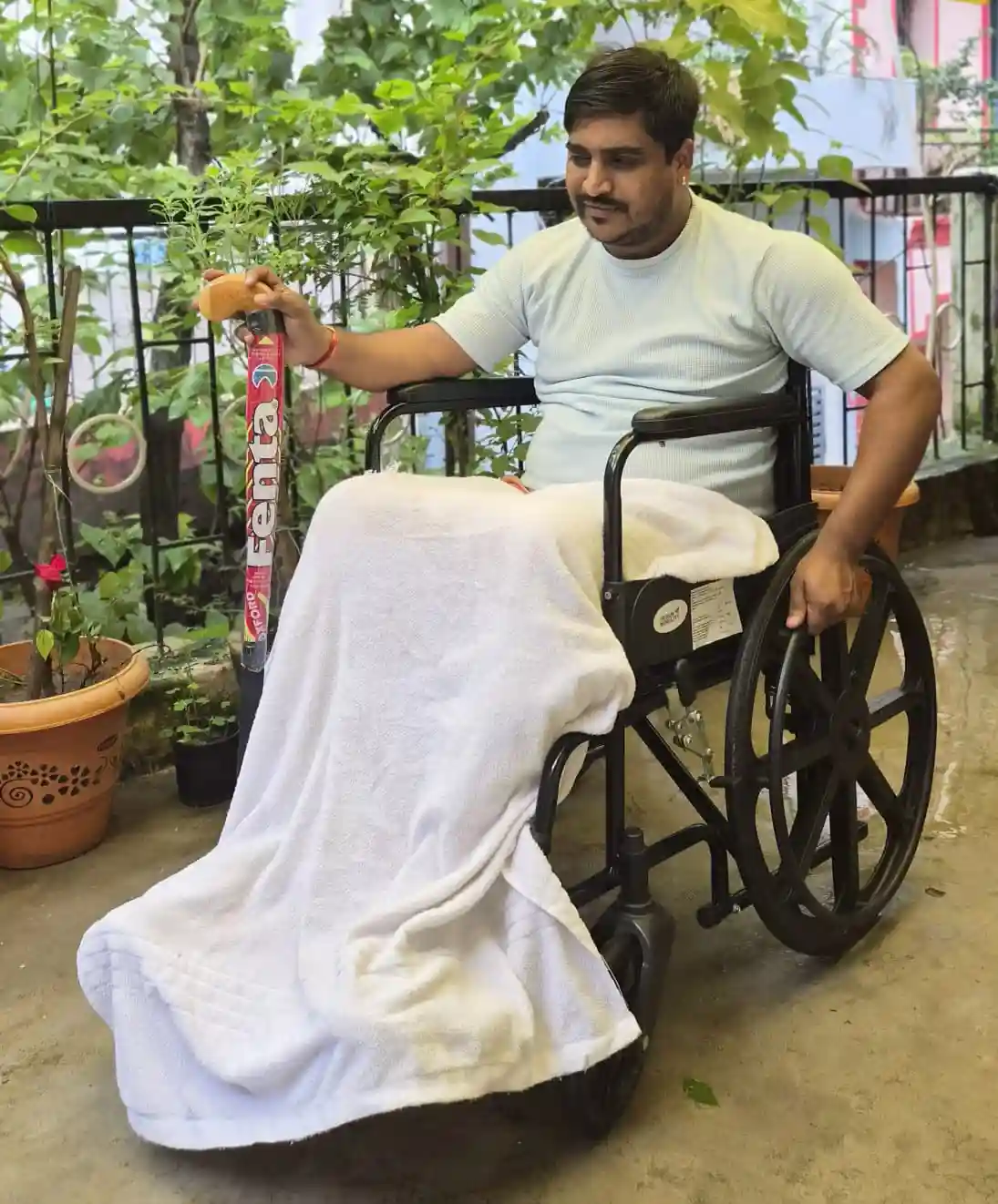 जिन हाथों ने हमेशा दूसरों का सहारा दिया, आज वही हाथ मदद की आस में हैं, दूसरों की तकलीफ को अपनी समझकर हर मोर्चे पर खड़े रहने वाले धनंजय गिरी गोस्वामी आज खुद जिंदगी की कठिन लड़ाई लड़ रहे