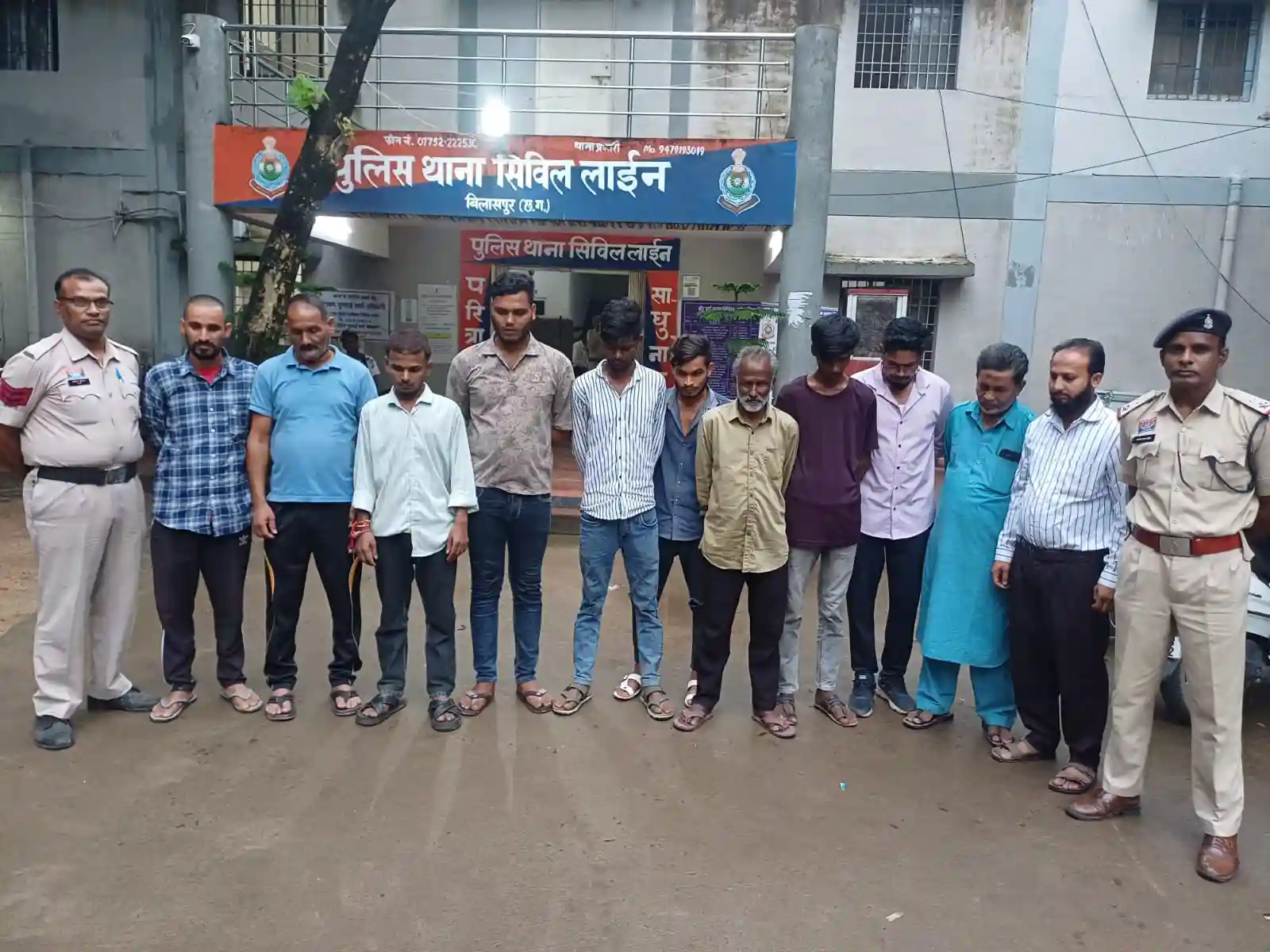 मिनीबस्ती जरहाभाठा में बदमाशों पर सिविल लाइन पुलिस का प्रहार, एक युवक पर आर्म्स एक्ट की कार्रवाई, 11 बदमाशों पर प्रतिबंधात्मक कार्रवाई