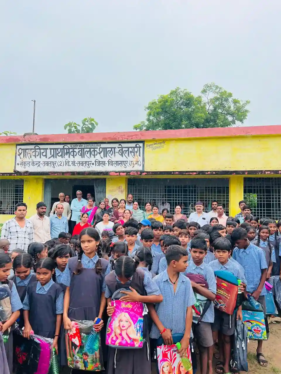 बेलसरी के स्कूली बच्चों को 300 बैग एवं पानी बोतल वितरित