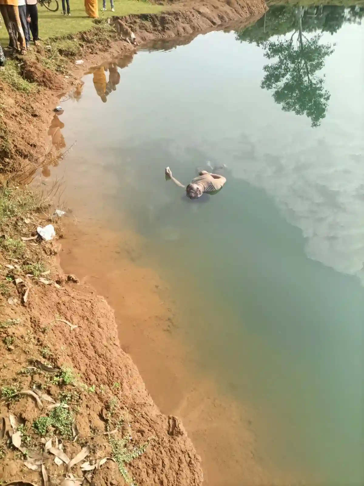 तालाब में मिला तीन दिन से लापता किन्नर का शव, कार सवार युवकों से आखिरी बार हुई थी बात, सकरी थाना क्षेत्र की घटना, पानी में डूबने से मौत की आशंका; हत्या और हादसे दोनों एंगल से जांच