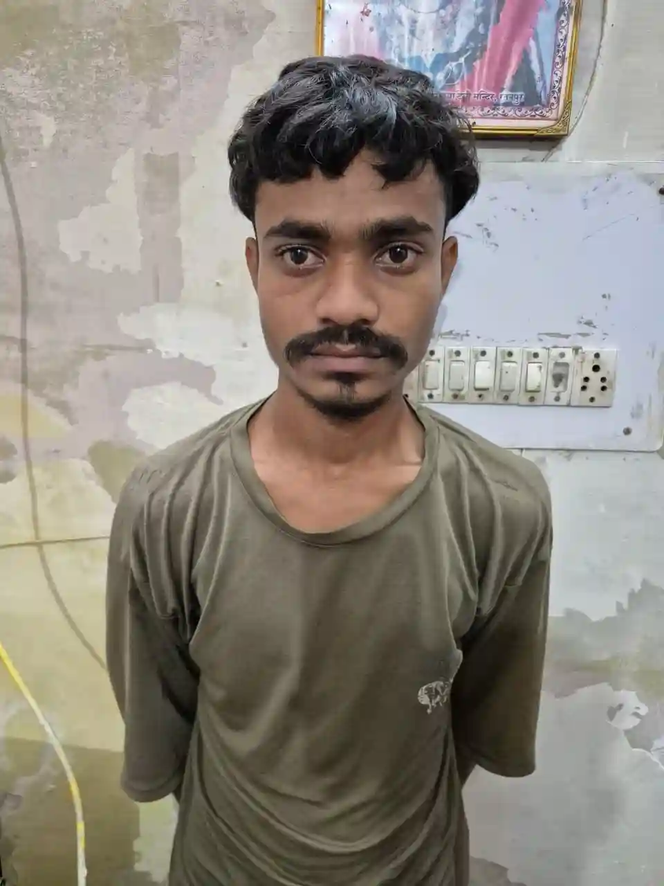 पड़ोसी के घर से गुल्लक चोरी, 33 हजार रुपये उड़ाए, 19 वर्षीय युवक और नाबालिग साथी गिरफ्तार, चोरी के पैसों से खरीदे दो मोबाइल जब्त