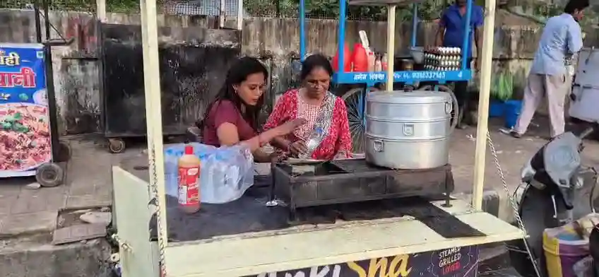 मोमोस का ठेला लगाकर परिवार पाल रही महिला का बाहरी असामाजिक तत्व कर रहे हैं उत्पीड़न, उसकी जगह कब्जा कर किया जा रहा है प्रताड़ित, सरकारी जमीन पर ठेला लगाने को लेकर विवाद गहराया, महिला ने तारबाहर थाने में की शिकायत
