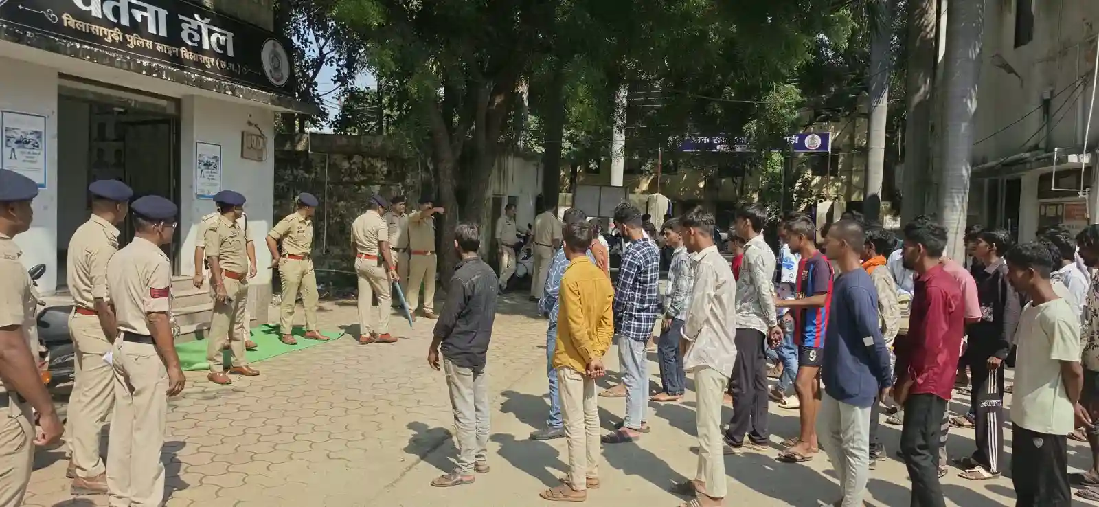 त्योहारों से पहले बिलासपुर पुलिस ने गुंडा और निगरानी बदमाशों की ली परेड, गणेश पूजा से दीपावली तक शांति बनाए रखने की समझाइश, उपद्रव करने पर सख्त कार्रवाई की चेतावनी