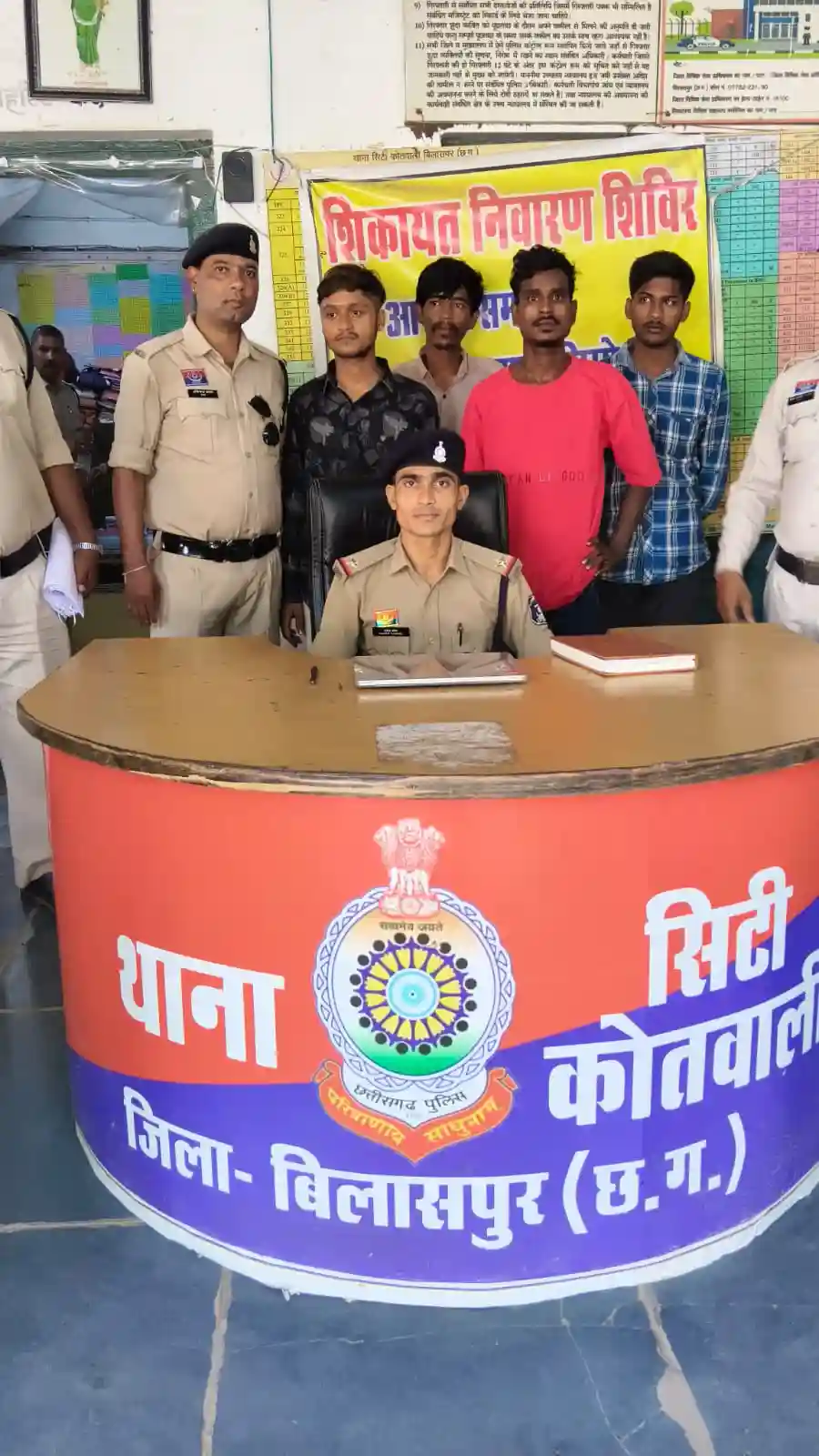 धारदार चाकू लहराकर राहगीरों में दहशत फैलाने वाले 4 बदमाश गिरफ्तार