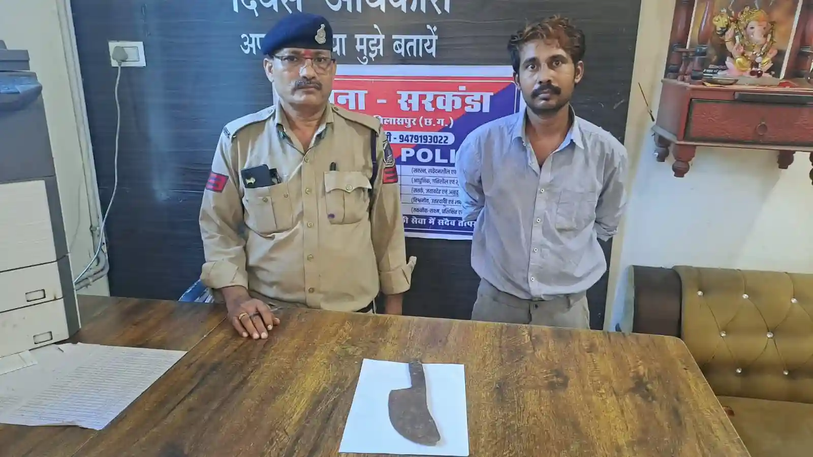चापड़ और चाकू लेकर राहगीरों को धमकाने वाले 2 बदमाश गिरफ्तार