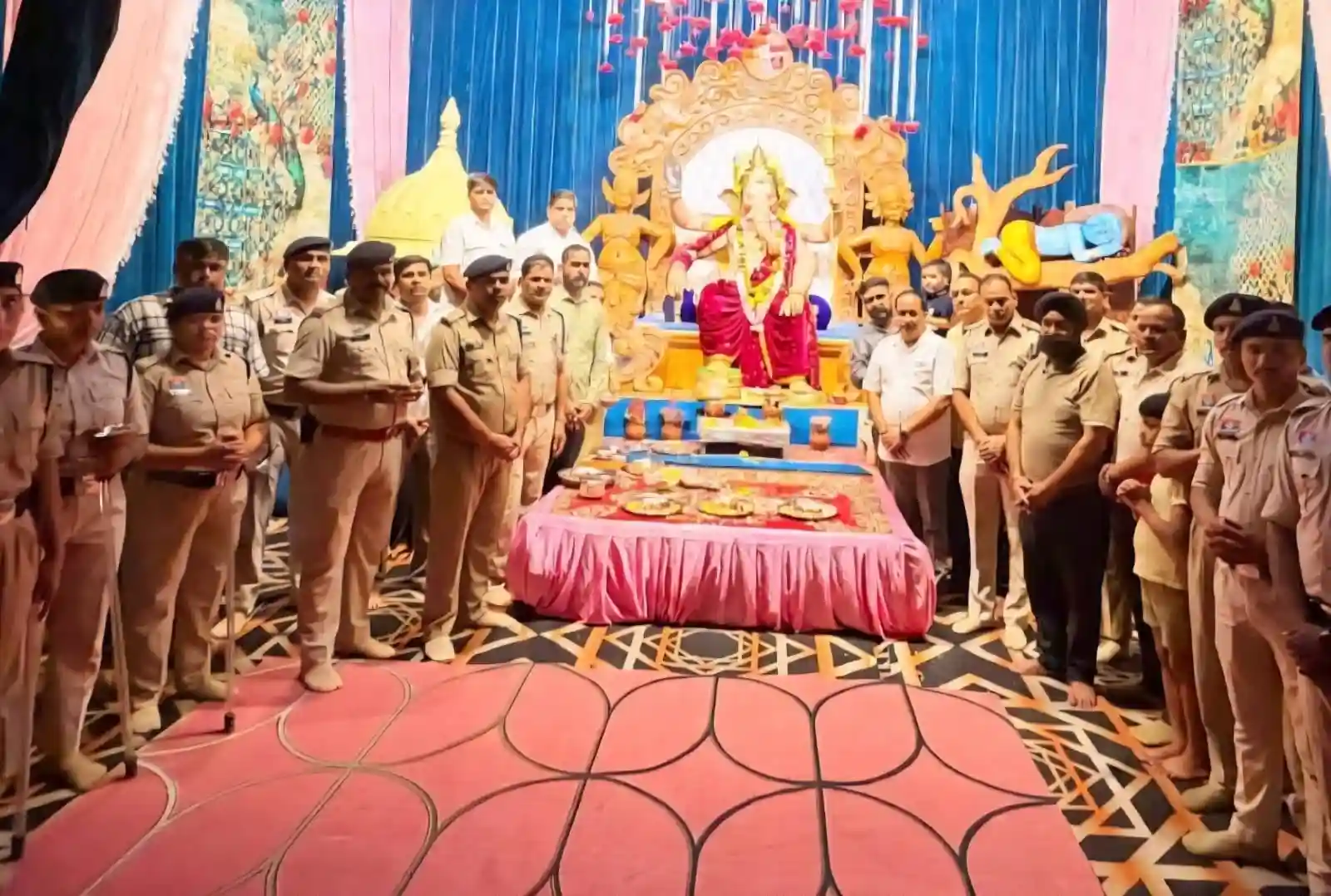 सरजू बगीचा में चांदी के हाथ वाले गणेश की स्थापना, पुलिस अधिकारियों ने की महाआरती