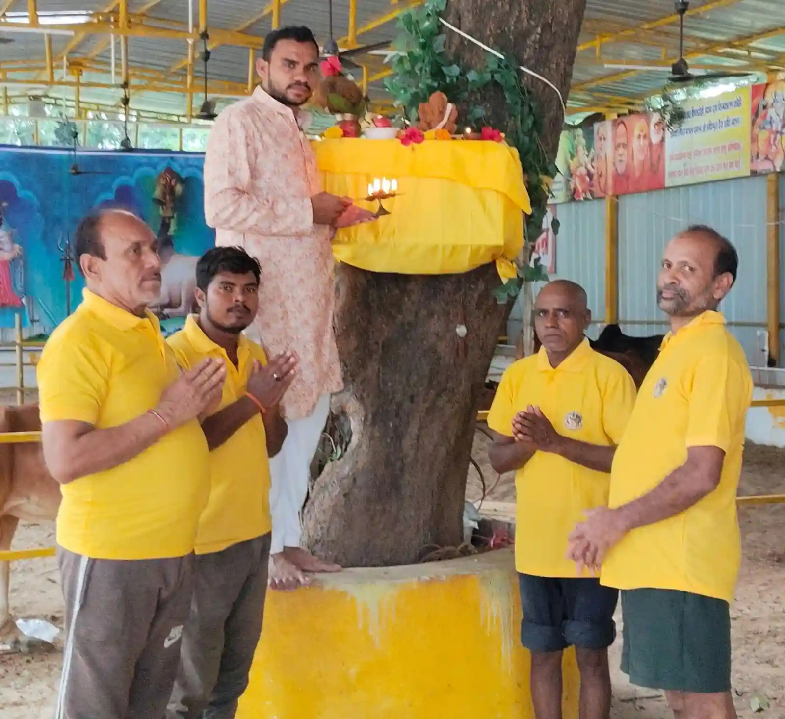गौमाता के गोबर से बनी गणेश प्रतिमा ने खींचा श्रद्धालुओं का ध्यान, गौसेवा धाम में विराजे विघ्नहर्ता