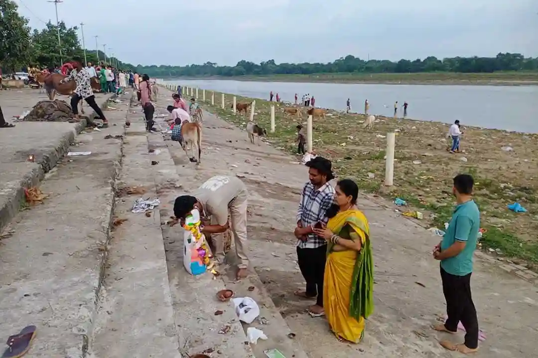 गणेश विसर्जन के लिए घाट सूखा, तीन बराज फिर भी नदी में पानी नहीं, छठ घाट की बदहाल व्यवस्था पर उठे सवाल, परंपरा निभाने पहुंचे श्रद्धालु बोले— प्रशासन को पर्वों की चिंता नहीं