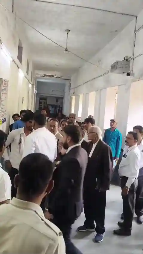 जिला न्यायालय परिसर में अधिवक्ता और लॉ स्टूडेंट के बीच मारपीट, दोनों ने एक-दूसरे के खिलाफ दी शिकायत