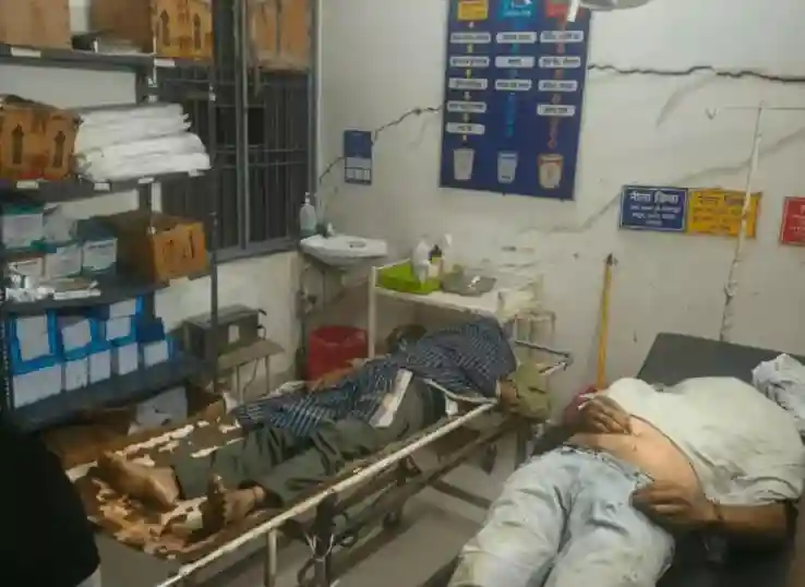 सड़क किनारे खड़े होकर बात कर रहे 3 भाइयों को माजदा ने रौंदा, 2 की मौत, 1 गंभीर, बिल्हा के भटगांव में हादसा, टक्कर के बाद बिजली के खंभे से टकराई गाड़ी; ड्राइवर वाहन छोड़कर फरार