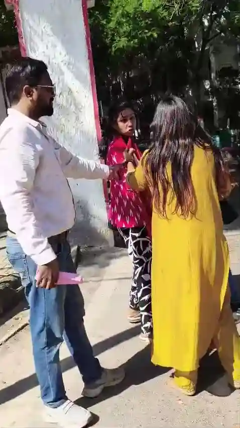 कलेक्टोरेट के सामने ननद-भाभी में सड़क पर संग्राम, मारपीट का VIDEO वायरल