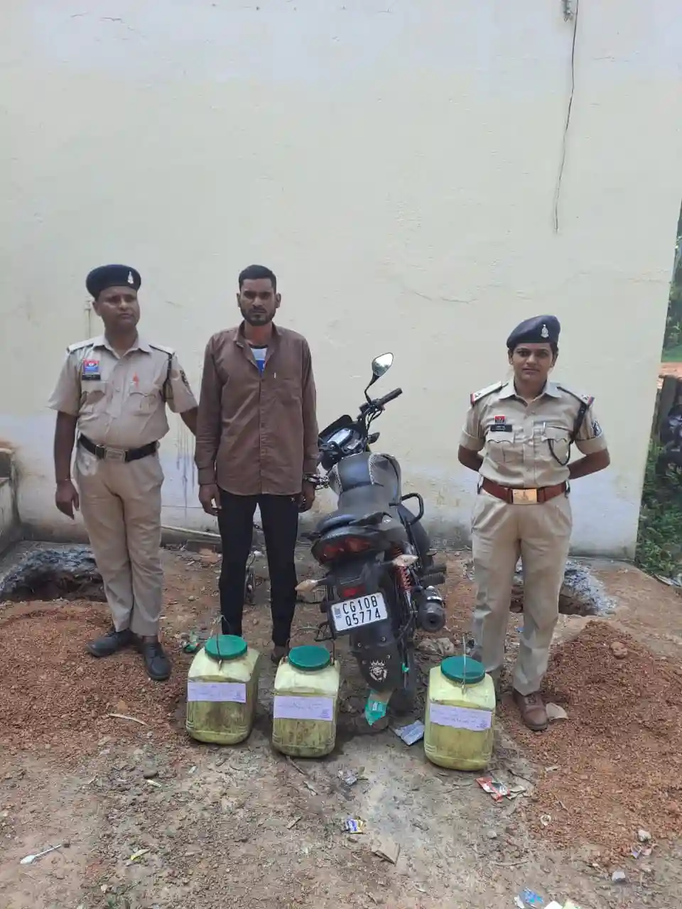 40 लीटर कच्ची महुआ शराब के साथ आरोपी गिरफ्तार, बाइक भी जब्त