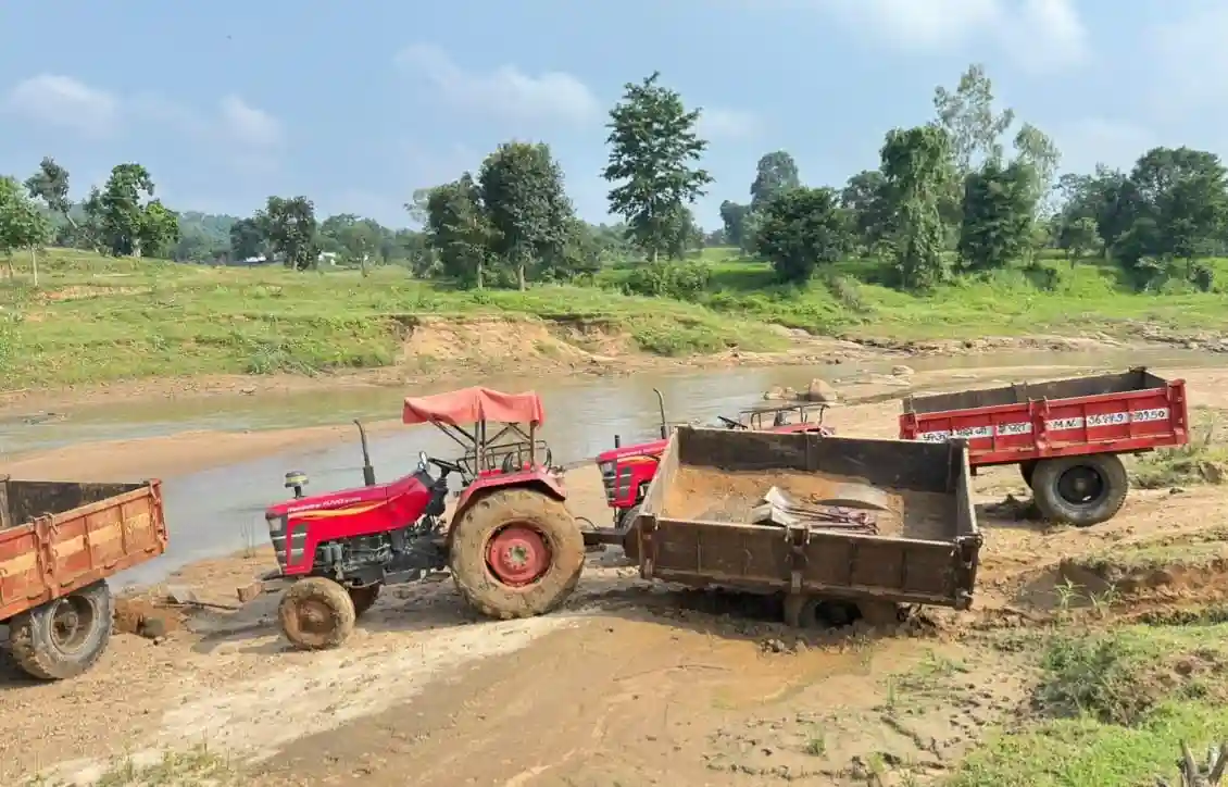 सीएम हेल्पलाइन की शिकायत पर विष्णुदेव साय सरकार की त्वरित कार्रवाई, अवैध रेत परिवहन पर कसा शिकंजा