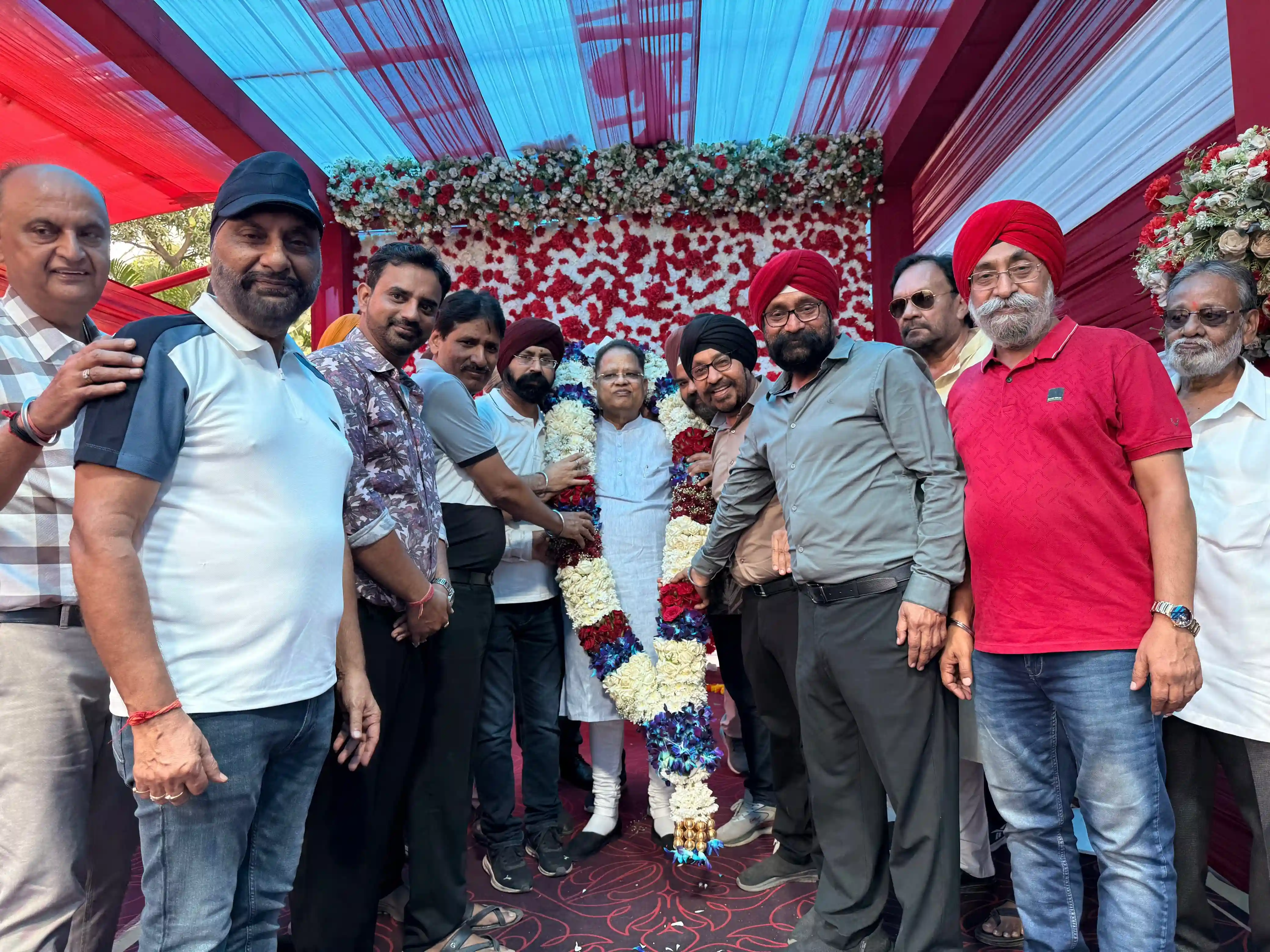 धूमधाम से मनाया गया विधायक अमर अग्रवाल का जन्मदिन, दिनभर बधाई देने वालों का लगा तांता, अमरजीत सिंह दुआ के साथ सिख समाज के प्रतिनिधियों ने भी की भेंट