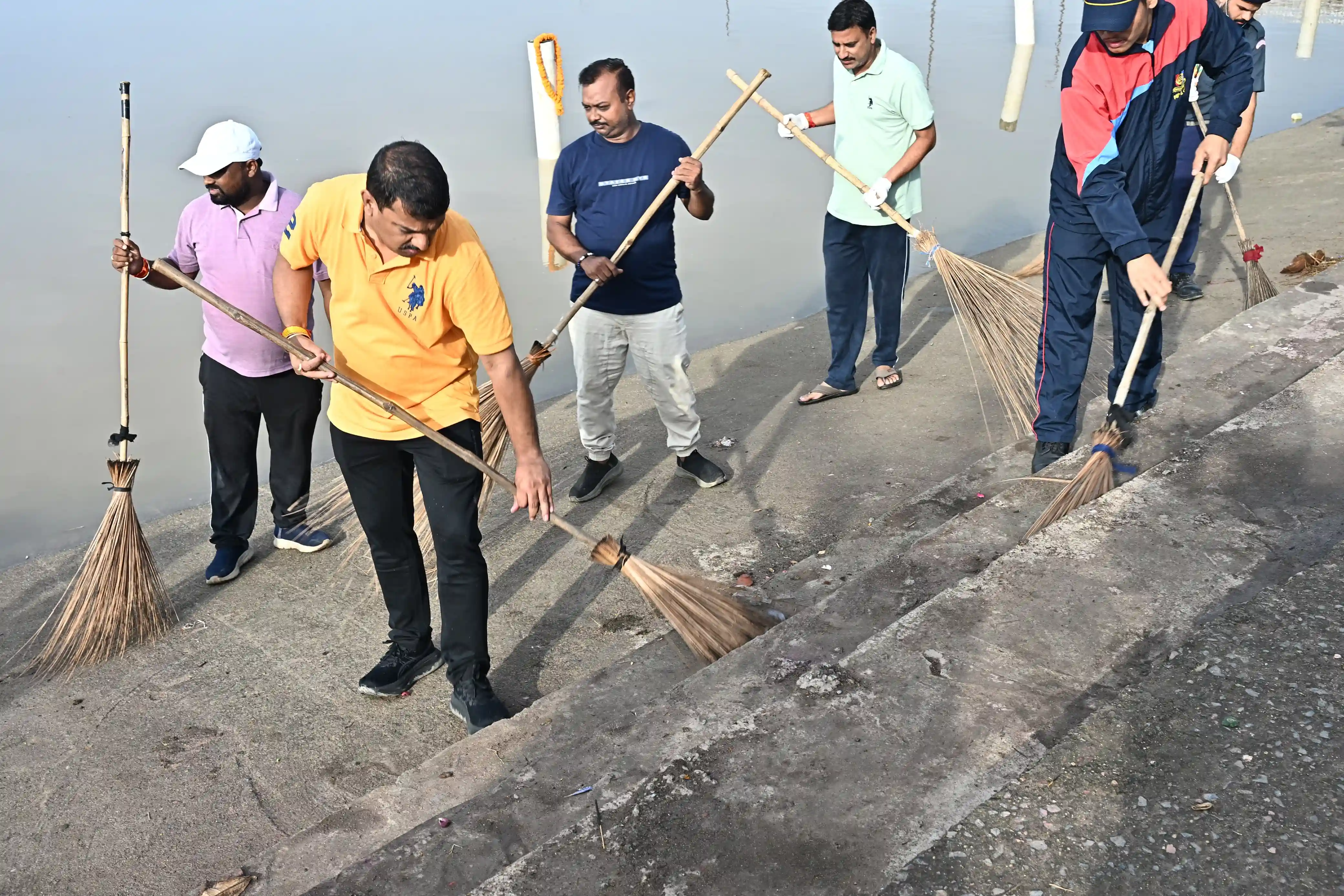 स्वच्छता की शपथ लेकर छठ घाट पर उतरे जनप्रतिनिधि, अधिकारी और नागरिक, दिया जनभागीदारी का संदेश