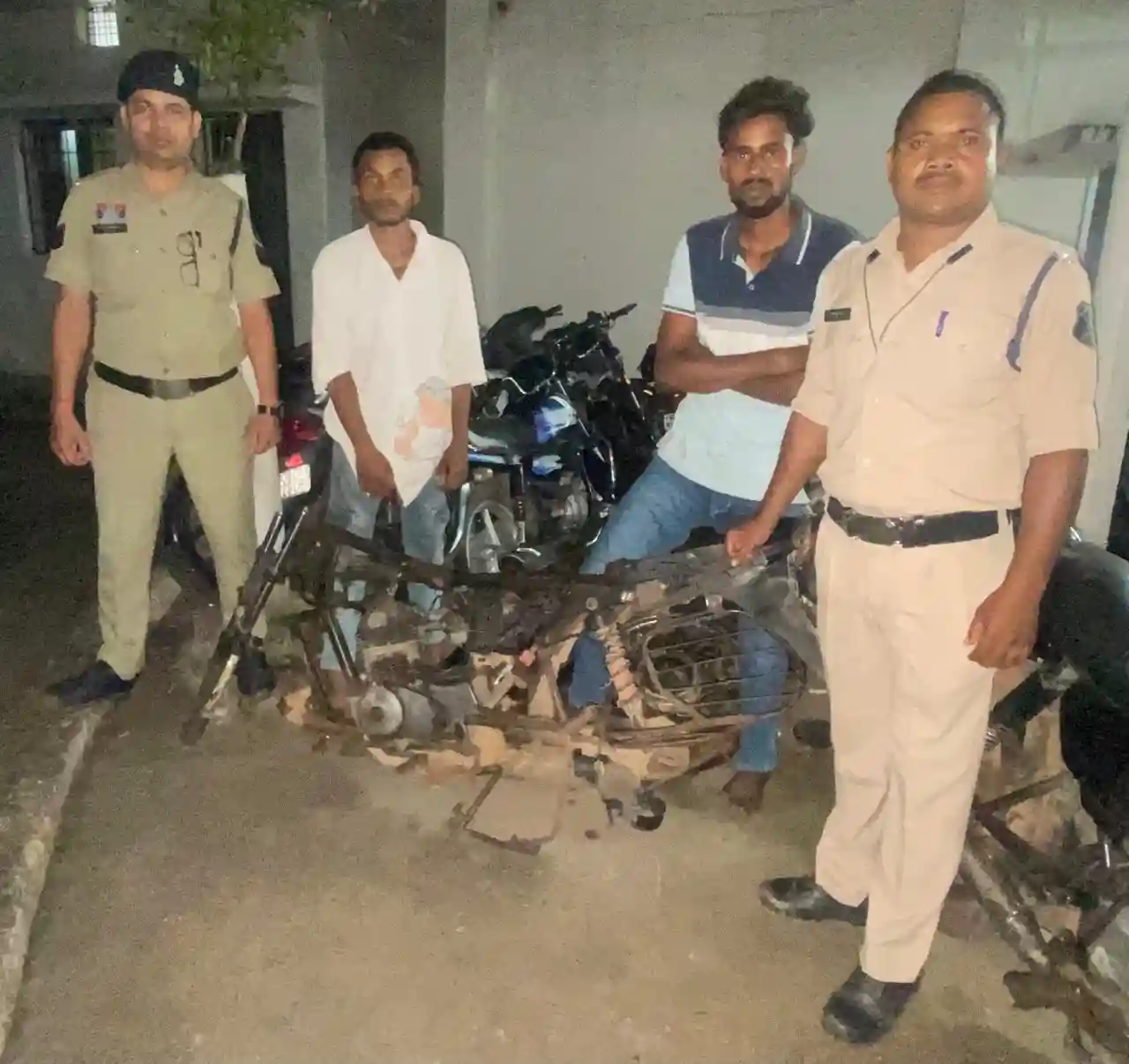 घर के बाहर खड़ी बाइक चोरी, दो युवक गिरफ्तार