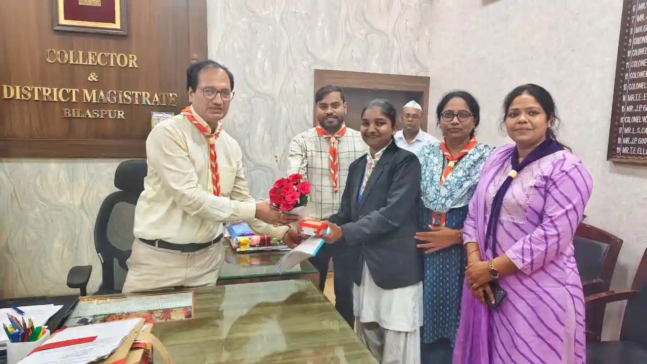 दक्षिण पूर्व रेलवे में मिली नियुक्ति, बचपन से स्काउट-गाइड से जुड़ी रहीं निधि ने कलेक्टर से की मुलाकात