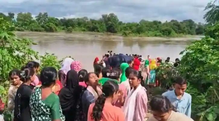 स्कूल बंद होने के बावजूद अरपा नदी में नहाने गए बच्चे, तेज बहाव में 2 बहे