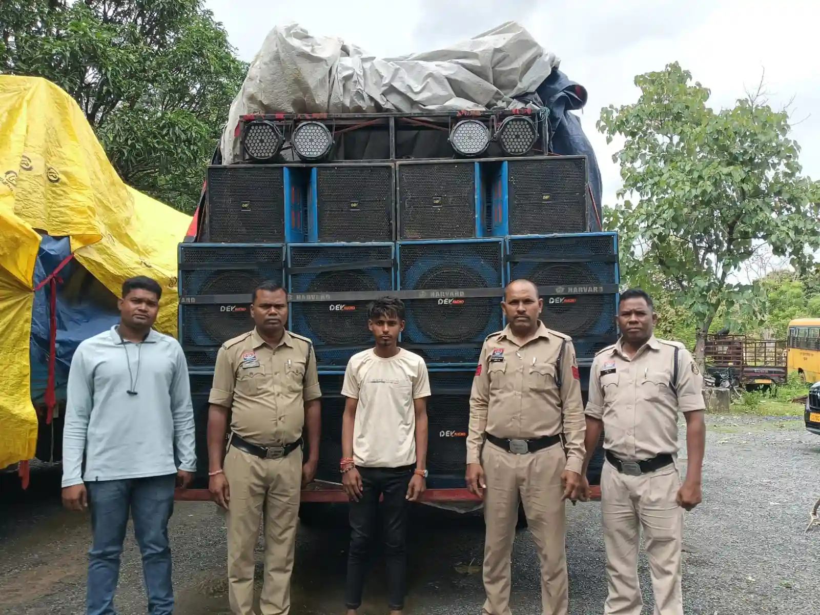 पिकअप वाहनों में अतिरिक्त एंगल लगाने पर बिल्हा पुलिस की कार्रवाई, 2 वाहन जब्त