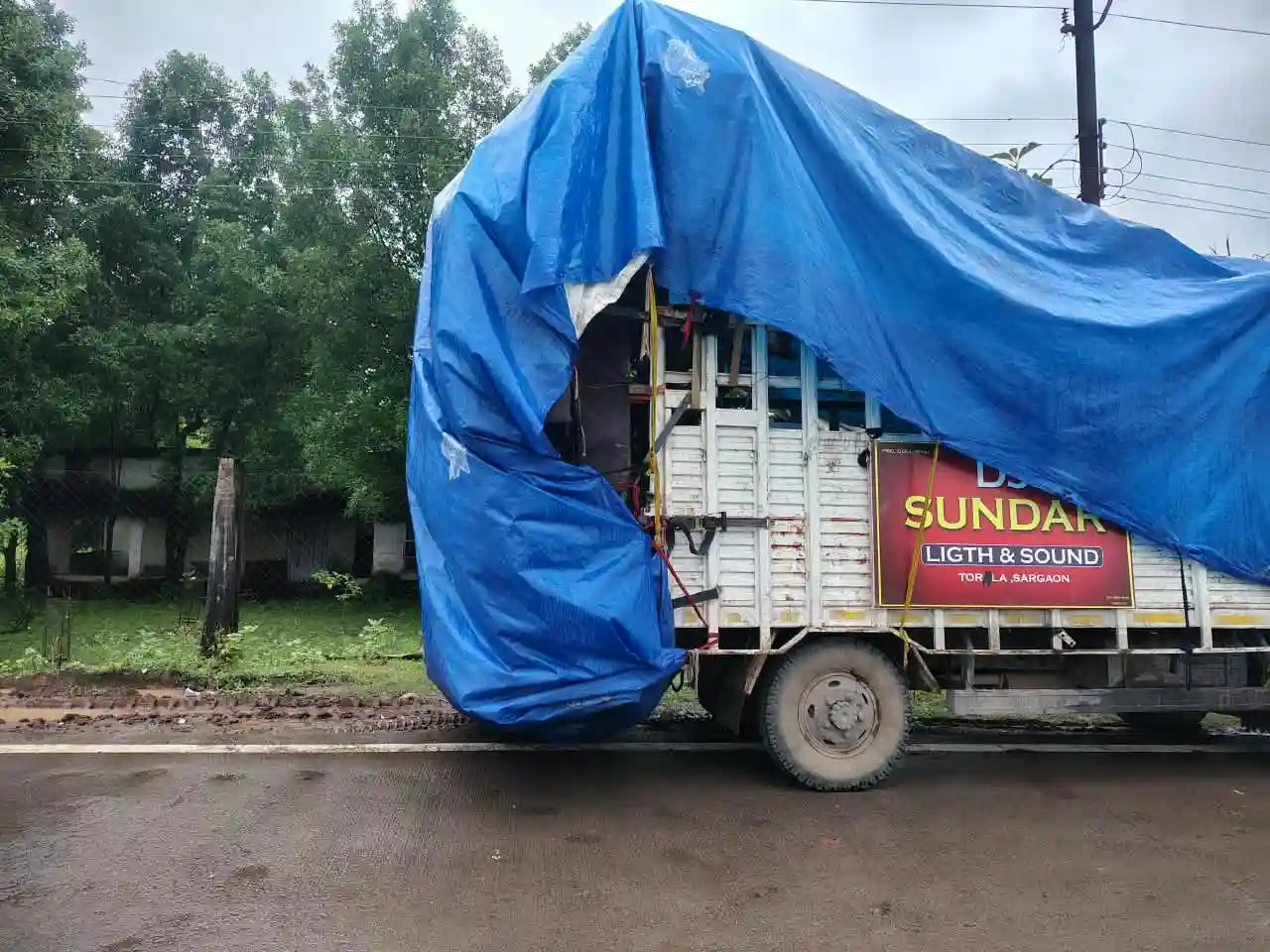 डीजे लगाने के लिए वाहनों में अतिरिक्त एंगल लगाना पड़ा भारी, हिर्री पुलिस ने 2 माजदा जब्त किए